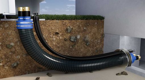 Gasdichtes Wärmepumpenrohr FLEXSTAR verbindet Wärmepumpe und Haus durch einen Graben