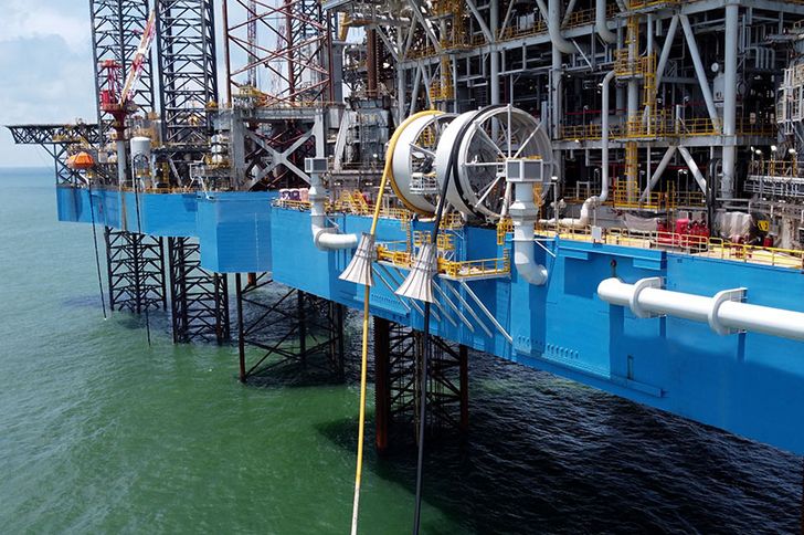 LNG Transportleitung an Floating Storage Unit (FSU)